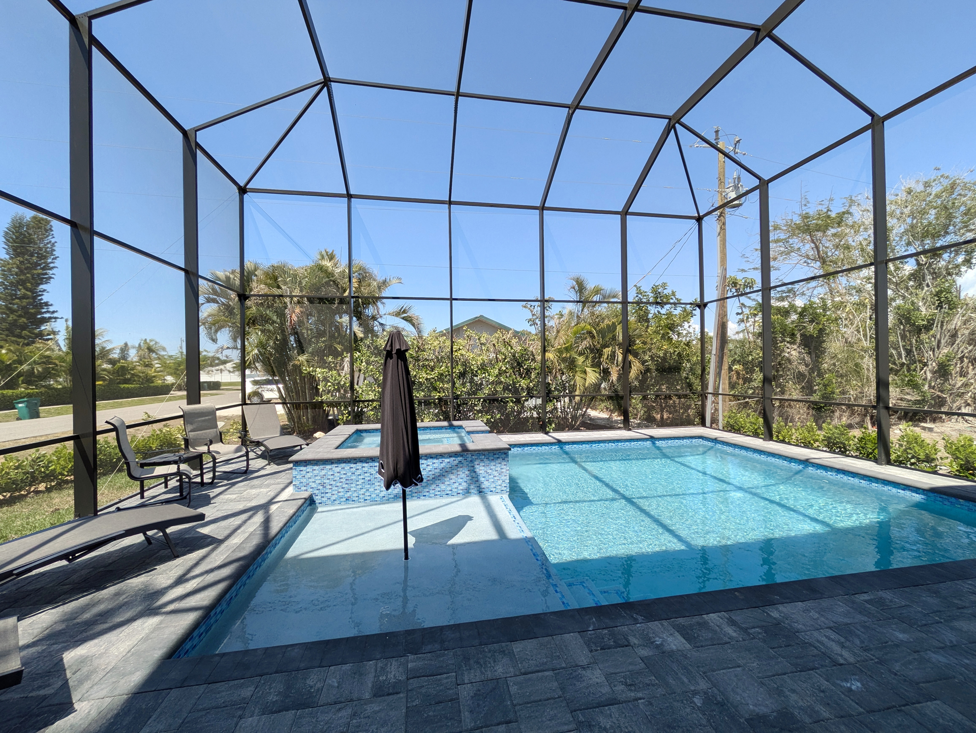 Lanai facing pool 00