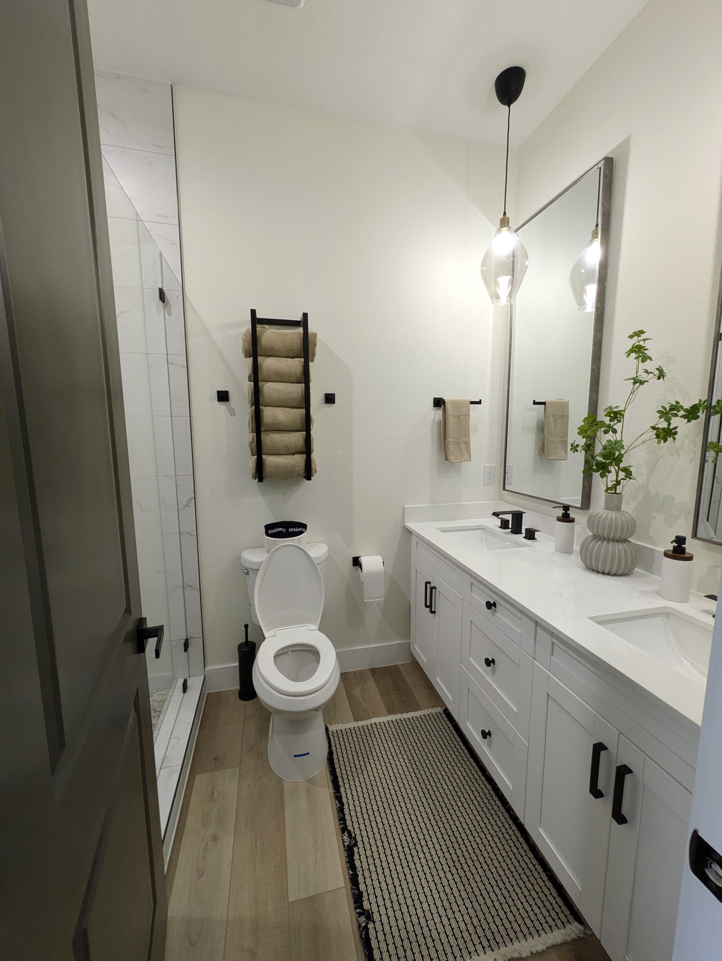 Second fl bdr1 bathroom00