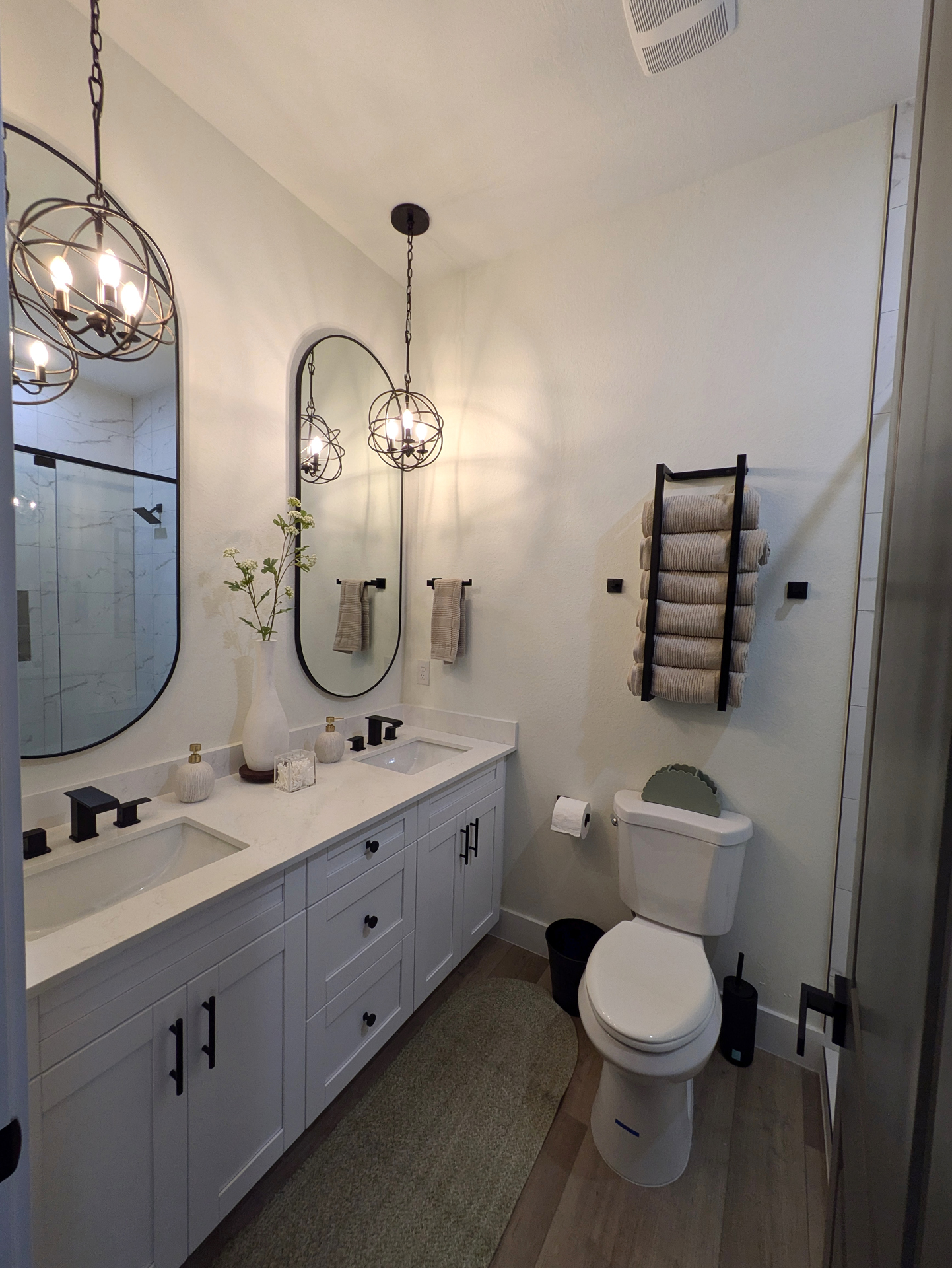 Second fl bdr4 bathroom 00